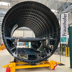 Das durch Thermoplastschweißen fertig gefügte „MFFD“-Flugzeug-Rumpfsegment bei der Fraunhofer-Gesellschaft in Stade.(Bild:  Fraunhofer IFAM)