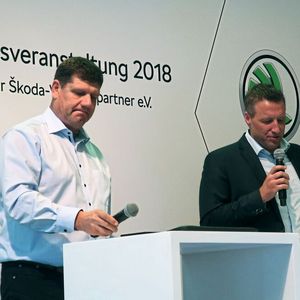 Ins Detail gingen die Sprecher der verschiedenen Arbeitskreise. Kersten Borst (li.) und Jochen Müller erläuterten die betriebswirtschaftlichen Aspekte, wobei „eine fundierte Einschätzung der Verträge in der Kürze der Zeit nicht möglich“ war.(Bild:  Grimm / »kfz-betrieb«)