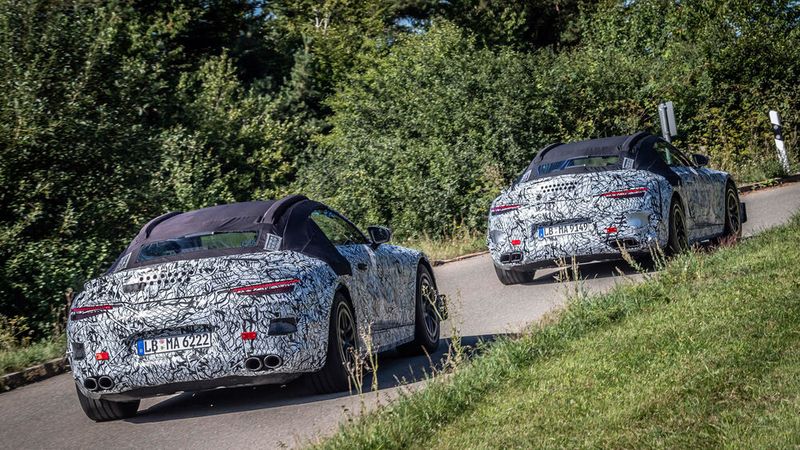 Der Marken-Klassiker SL ist im leichten Tarnkleid auf öffentliche Straßen unterwegs. (Bild: Mercedes-Benz)