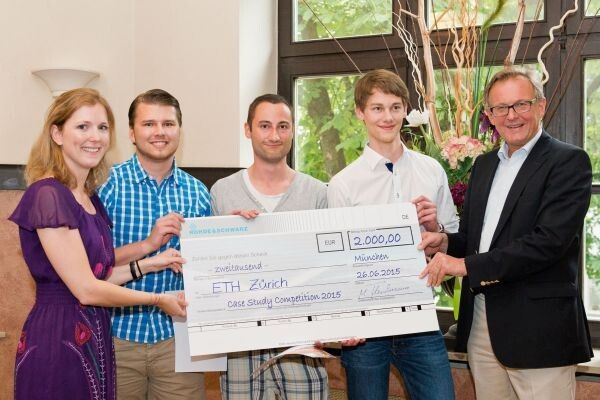 Die drei Studierenden der ETH Zürich setzten sich mit einem perfekten Mix aus fachlichem Know-how, Lösungskompetenz und Kreativität gegen die konkurrierenden Teams durch. (Bild: Rohde & Schwarz / Paul Hiller)