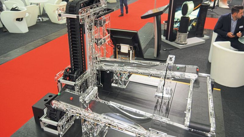 Das Model von  Contitech demons­trierte die unterschiedlichen Sensorarten beim Transport von Schüttgütern. (Bild: Mühlenkamp)