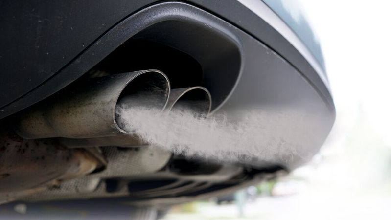 Auch wenn das KBA noch nicht bestätigt hat, dass eine Abgasmanipulation vorliegt, muss der Händler den Verdacht ernst nehmen.(Bild:  © WS-Design, Krit - adobe.stock.com)