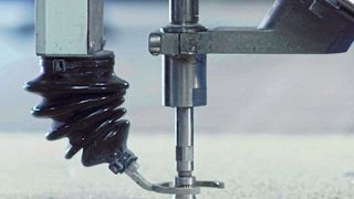 Eine für das 2D- und 3D-Wasserstrahlschneiden nutzbare Anlage des Typs STM 6020 Premiumcut 3D IFC bringt bei Melos-Kunden jetzt Farbe und Motive präzise in strapazierfähige Sportbodenbeläge aus einem zäh-elastischen Elastomergranulat. (STM)