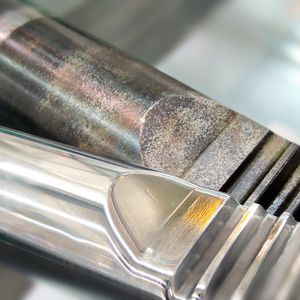 Bild 1: Lenkungszahnstange vor und nach dem Finishen.