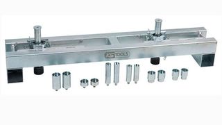 Die Vorspurkurve der Vierlenkerachse von VW muss mit dieser Lehre eingestellt werden. (Foto: KS Tools)