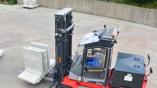 Verladearbeiten lassen sich mit dem großen E-Stapler zügig erledigen. (Bild: Cargotec/OB)