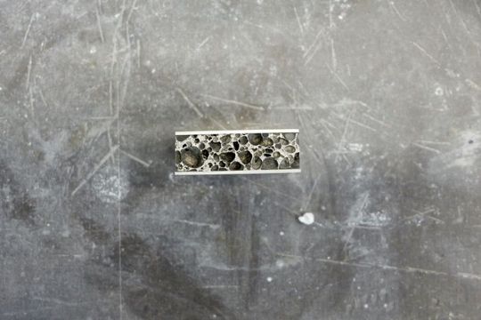 The magnesium foam has a homogeneous pore structure that makes it malleable.(Image: Hereon/Rabea Osol)