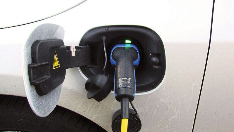 Ab 2023 sollen sich die Förderprämien für Plug-in-Hybride verändern. Wegen der langen Bestellzeiten könnten manche Fahrzeuge nicht mehr förderfähig sein, wenn sie ausgeliefert werden. (Bild:  gemeinfrei /  Pixabay)