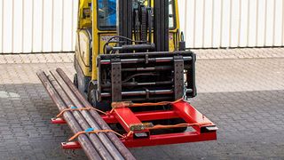 Die seitlichen Einfahrtaschen dienen dazu, das Gerät seitlich mit den Gabelzinken aufzunehmen, um durch Tore und Gänge zu fahren. (Bauer)