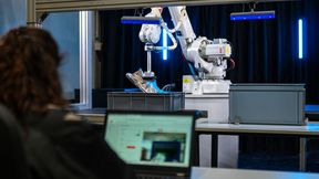 ABB Robotics bringt mit Fashion Inductor und AI Robot Trainer seine erste durchgängige Physical-AI-Lösung für industrielle Anwendungen auf den Markt.  (Bild: ABB Robotics)