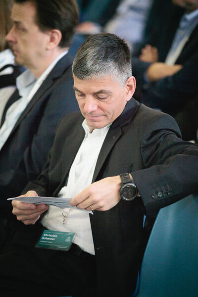 Christian Scherzer (Accurata Infomationssysteme) wirft einen Blick auf die Agenda der Veranstaltung. (Astrid Piethan)