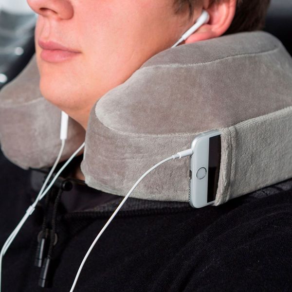 Das Evolution Nackenkissen für Reiseprofis sorgt für Erholung. Es ist individuell einstellbar, hat integrierte Ohrstöpsel und einen eigenen Smartphone-/MP3-Player-Port. Bei www.radbag.de kostet das Nackenkissen 39,95 Euro. (Bild: www.radbag.de)