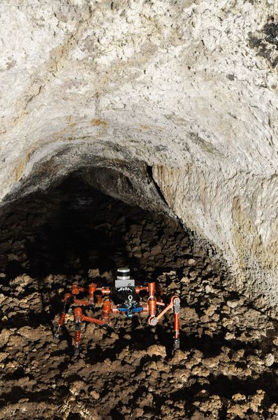 Der sechsbeinige Laufroboter Crex – die Erkundung von Höhlen im Weltraum stellt besondere Anforderungen an die Navigation und die mobilen Fähigkeiten eines Roboters. (DFKI GmbH)