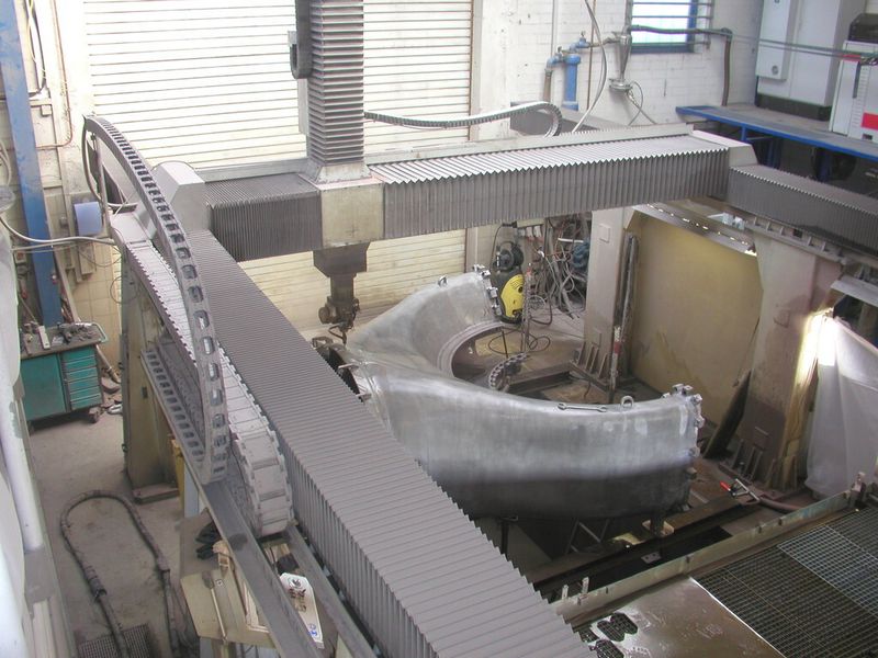 Bild 6: Bohrungen am Heißgasgehäuse mit dem Wasserstrahl. (Bild: TÜV Rheinland)