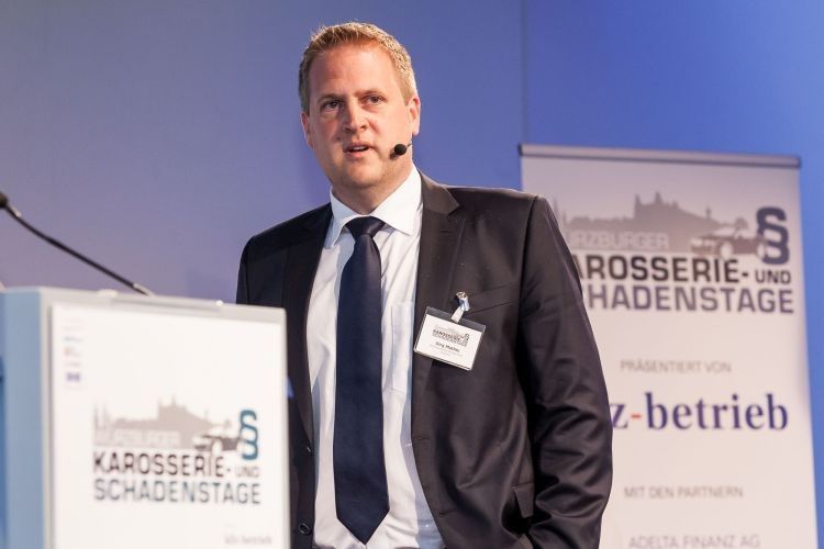 Die juristische und technische Bewertung von Reparaturleitfäden und Herstellervorgaben im Zusammenhang mit §249 BGB war das Thema von Rechtsanwalt Jörg Mathis. (Foto: Bausewein)