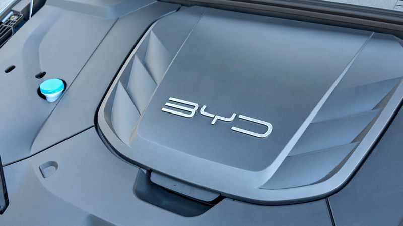 Auch wenn nur der Frunk unter der Haube ist: Die chinesische Konkurenz hat die deutschen Autobauer in der E-Mobilität überholt.(Bild:  BYD)