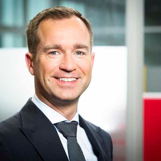 Dominic Schmitt, Director Ecosystem Central, North, East Europe, Red Hat: „Selbst wenn wir wegfielen, hätte der Kunde Zugriff auf die Codebasis und könnte zusammen mit seinem Partner weitermachen.“(Bild:  Red Hat)
