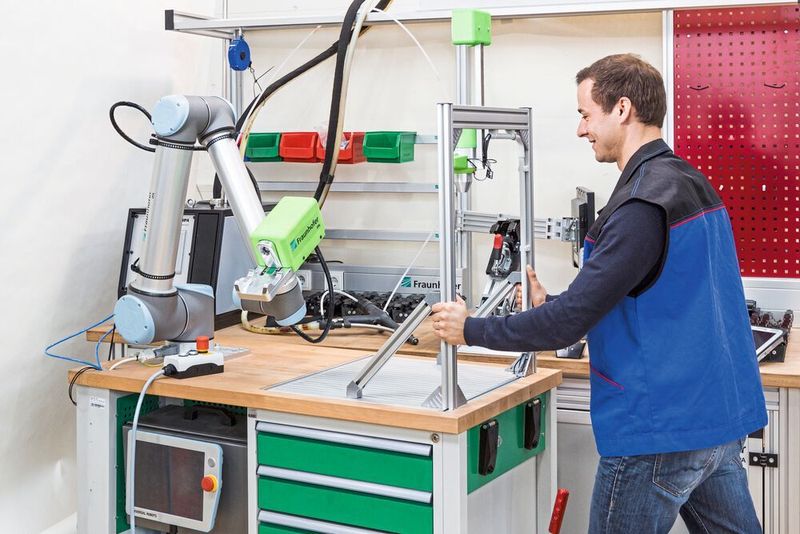 Über drag&bot können Roboter nach dem Drag-and-drop-Prinzip programmiert werden. (Fraunhofer-IPA)