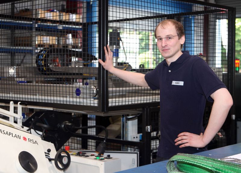 Vom Arbeitsklima beeindruckt: Schon im Praktikum hatten sich Ratz (rechts)und Menz als vollwertige Teammitglieder gefühlt – jetzt sind sie es dauerhaft. (Bild: Schmale)