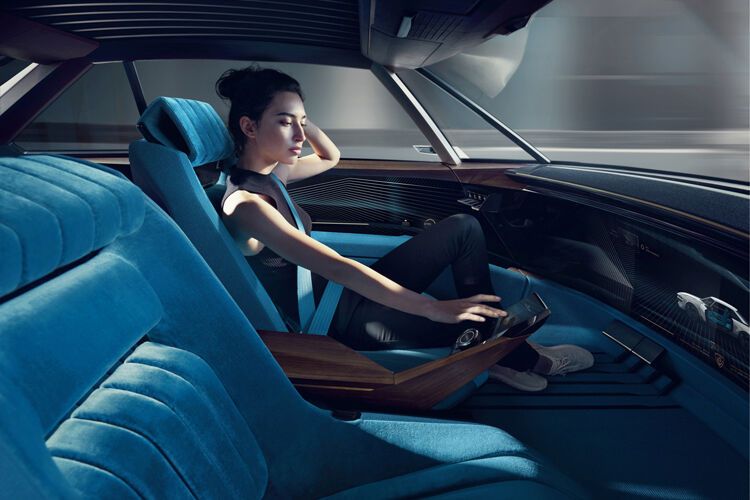Statt sich mit dem Fahren zu beschäftigen, kann sich der Fahrgast des E-Legend mit anderen Dingen beschäftigen. (Bild: Peugeot)