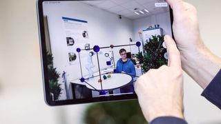 Wie macht man die Roboter-Mensch-Kollaboration noch sicherer? Das erforscht man an der FH Bielefeld noch gut zwei Jahre, um Robotern selbst im dreidimensionalen Raum ihre Grenzen sicher abzustecken. Lesen Sie hier, was sich die Experten noch alles erhoffen. (Bild: S. Jonek / FH Bielefeld)