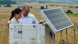 Auf einer Untersuchungsfläche für Bodensickerwasser im Hainich CZE kontrollieren SFB-Sprecher Prof. Kai Uwe Totsche und Geologin Katharina Lehmann von der Uni Jena die Stationsparameter. (Robert Lehmann)