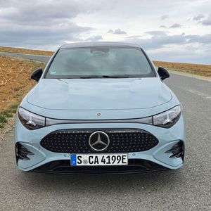 Die  Front kommt futuristisch und recht verspielt daher. Sterne gibt es in Hülle und Fülle, ob auf dem geschlossenen Fahrzeugkühler samt überdimensioniertem Mercedes-Logo, oder aber in den Scheinwerfern. Der Testwagen verfügte über  Multibeam-LED-Frontscheinwerfer. Sie sorgen tatsächlich zuverlässig dafür, dass andere Verkehrsteilnehmer nicht geblendet werden.(Bild:  Mauritz – VCG)