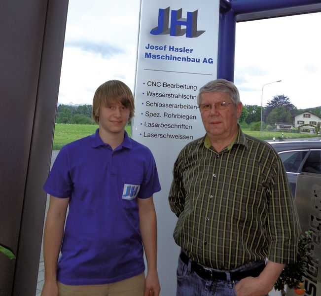 Pascal Sieber, Kandidat CNC Fräsen und Josef Hasler von der Josef Hasler Maschinenbau AG in Hinterforst. (Bild: Swissmechanic)