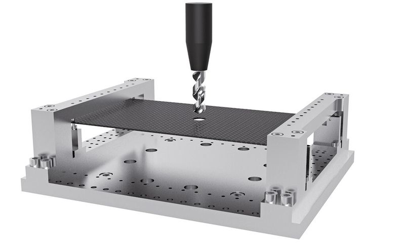 Flexible Versuchsanordnung	 Mithilfe dieser Vorrichtung wurden die Zerspanversuche mit Drei- oder Vierpunktfixierung für flächige Compositeproben durchgeführt. (Bild: wbk/KIT)