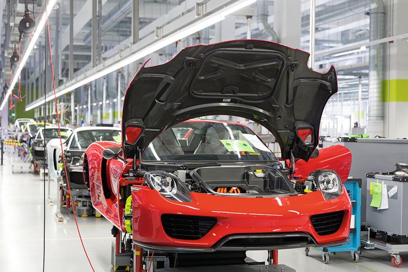 Bis ein Porsche 918 Spyder alle Montagestationen in der Manufaktur durchlaufen hat und den Aufzug nach unten in Richtung Prüffeld nehmen kann, vergehen rund 100 Stunden Fertigungszeit – inklusive intensiver Qualitätskontrollen im gesamten Prozess. (Bild: Joerg Eberl / Porsche)