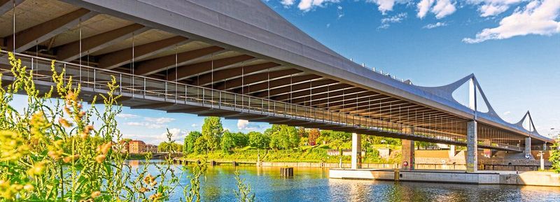 Unter der neuen Neckarbrücke ist ein 4,50 Meter breiter Steg für Fußgänger und Radfahrer eingehängt. Unter der neuen Neckarbrücke ist ein 4,50 Meter breiter Steg für Fußgänger und Radfahrer eingehängt.