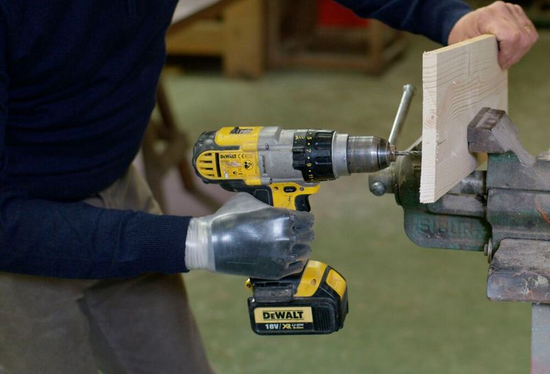 Aber auch in der Prothetik leisten per KI aufgemotzte Robotersysteme wertvolle Unterstützung! Hier die Oberarmprothese Hannes, durch die Handwerker wieder ihrer Tätigkeit nachgehen können. (Bild: Inail)