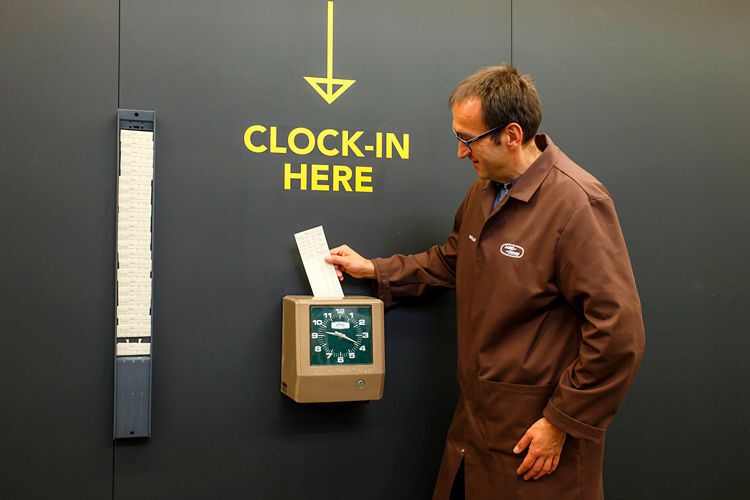 Eine Stechuhr, mit der damals noch die Arbeitszeit erfasst wurde, führt in einen kleinen aber feinen Teil der Halle, in der die Zeit tatsächlich stehen geblieben scheint. (Foto: Land Rover)