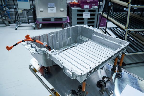 Elektro-Komponenten-Fertigung in Dingolfing für Plug-in-Hybridfahrzeuge.  (BMW)