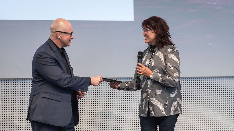 Michael Renner von BMW übergab Gewinnerin Birgit Heise den Gutschein für einen Trackday von BMW Driving Experience. (Stefan Bausewein)