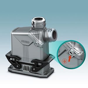 Bild 3: Die Metall-Kabelverschraubungen werden auf dem schrägen Kabeleingang nach oben oder zur Seite montiert - über die seitliche Rastfeder erfolgen mechanische Verriegelung und Erdung(Bild:  Phoenix Contact)