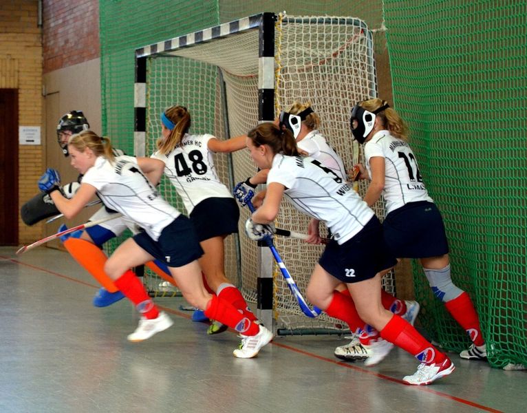 Action beim Bonfiglioli-Cup 2012: die Damen des Mannheimer HC bei der Abwehr einer Strafecke. (Bild: Bonfiglioli)