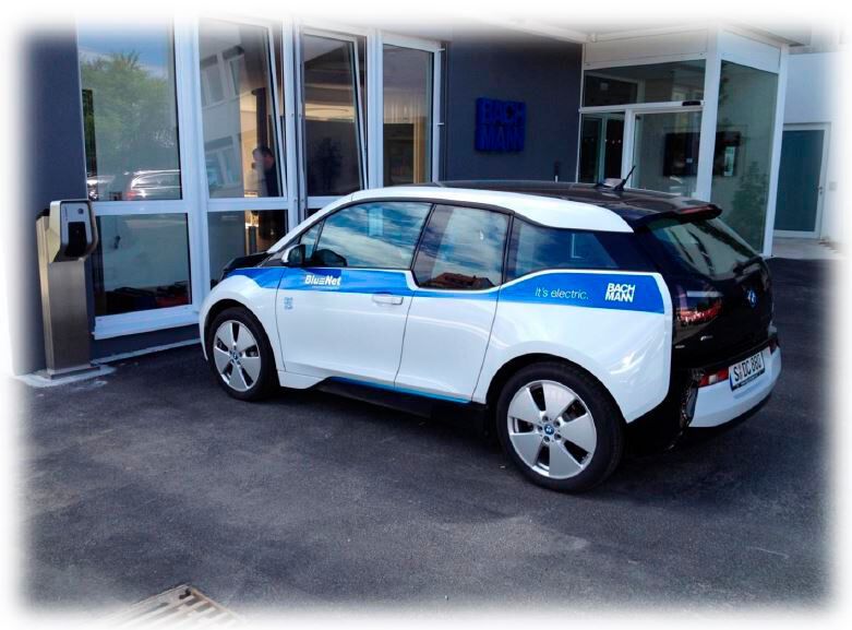 Die Solaranlage speist auch eine Stromtankstelle für Firmenfahrzeuge von Bachmann. (Foto: Fa. Bachmann)