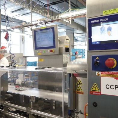 Die Röntgenprüfung entfernt Fremdkörper und die fortschrittliche Kontrollwägetechnik verhindert Unter- und Überfüllung und trägt so zu hoher Produktqualität und zufriedenen Tierhaltern bei. (Bild: Mettler Toledo)