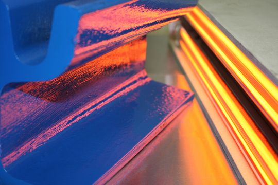 Oberflächenbeschichtungen auf diversen Materialien werden in üblichen Ofensystemen gehärtet. Doch die sind wahre Energiefresser, sagt Heraeus. Mit Infrarotstrahlung aber, kann man nicht nur den Energiebedarf senken, wie dieser Beitrag nebst Beispielen zeigt.(Bild:  Heraeus Noblelight)