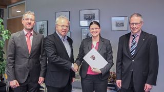 V. l.: Der Geschäftsführer des Fachbereichs Maschinenbau und Verfahrenstechnik Dr. Marcus Ripp, Universitätspräsident Prof. Dr. Helmut J. Schmidt, Prof. Dr. Kristin de Payrebrune und Dekan des Fachbereichs Prof. Dr. Tilmann Beck bei der Urkunden-Übergabe.
 (Sherif/TUK)