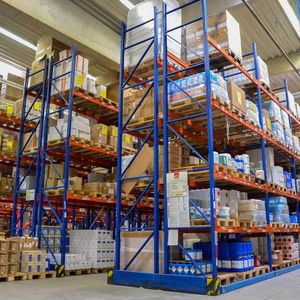 Im Großteilebereich werden bei der sogenannten „Gebinde-orientierte Original-Versandstrategie“ per Schubmaststapler und MDE-gestützt Originalgebinde direkt mit Versandetikett wegeoptimiert kommissioniert.