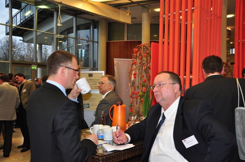 von links: Frank Jablonski im Gespräch mit dem Leiter der Prozessautomatisierung der Siemens Business Unit Industrial Automation Systems, Prof. Michael Bruns (Archiv: Vogel Business Media)