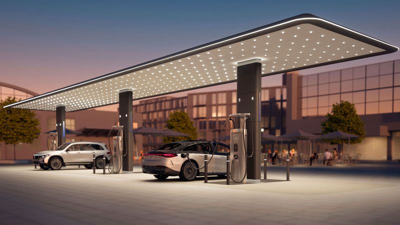Mit seinem eigenen Schnellladenetz möchte Mercedes in den nächsten Jahren weltweit 10.000 Ladepunkte anbieten.(Bild:  Mercedes-Benz)