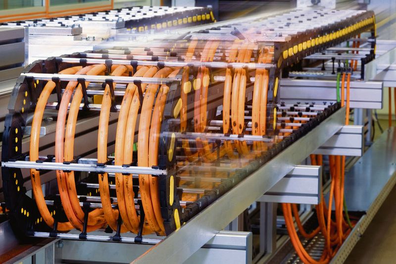 Polyurethan ist bei Kabeln für hochdynamische Anwendungen erste Wahl, etwa in der „Ölflex Servo FD 796 CP“ von Lapp Kabel. (Lapp)