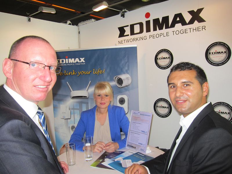 (l.) Lars Romanowski, api mit Carina Thomaßen und Ugur Göksu, Edimax                                (Bild: Vogel IT-Medien GmbH)