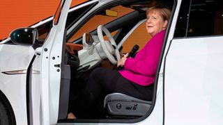 Bundeskanzlerin Angela Merkel im VW ID 3. (Volkswagen)