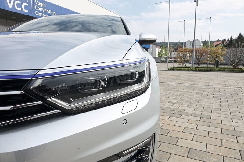 Die GTE-Modelle von VW sind beispielsweise an der blauen Zierleiste unterhalb der Motorhaube zu erkennen. (Sven Prawitz)