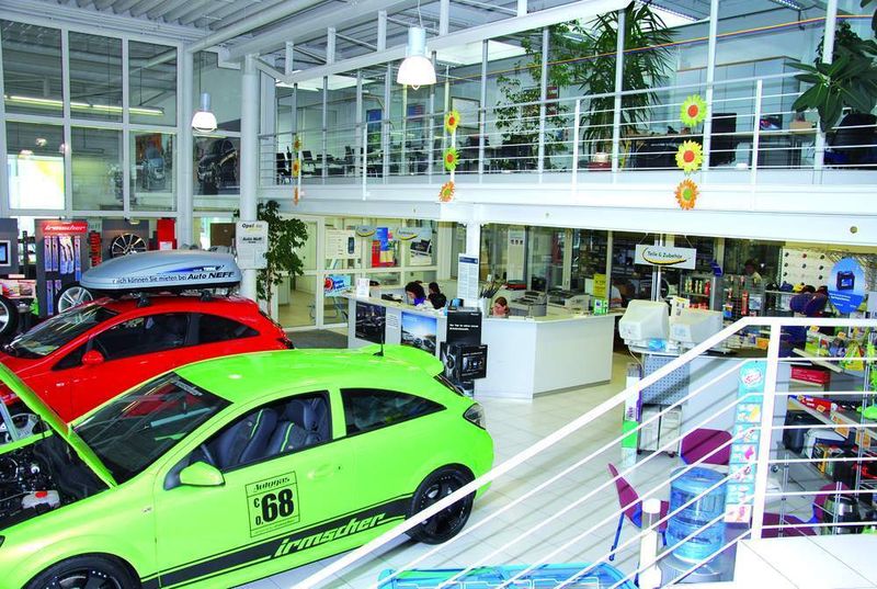 Zwei Serviceassistentinnen begrüßen die Besucher im Kundenzentrum. Sie sind auch für die Terminvereinbarung verantwortlich. (Archiv: Vogel Business Media)