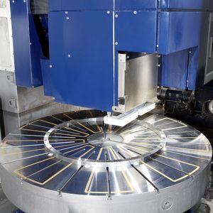 Die VG-1500 von Danobat schleift hier einen Hirth-Zahnkranz beim Präzisionsteilehersteller Diviprec. Es ist die vierte Werkzeugmaschine, die Danobat speziell für das Unternehmen entwickelt hat.